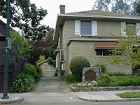 Hier wurde HP gegr&uuml;ndet. Die Garage dieses Hauses ist offiziell der "Geburtsort von Silicon Valley", wie die Tafel vor dem Haus verk&uuml;ndet.